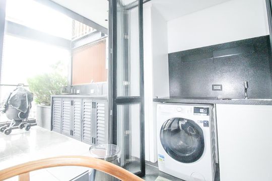Comprar apartamento mobiliado com 2 quartos e academia no condomínio. — Área de Serviço