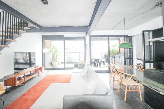 Comprar apartamento mobiliado com 2 quartos e academia no condomínio. — Sala