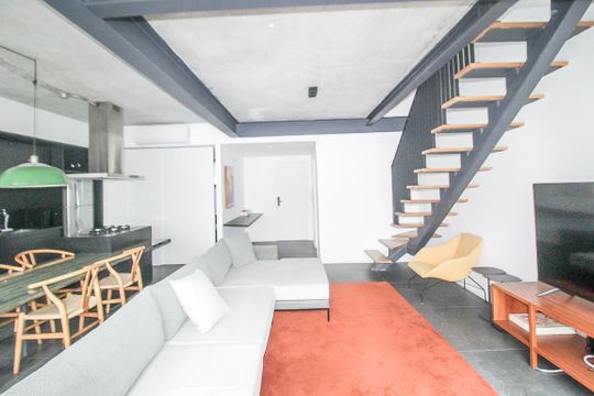 Comprar apartamento mobiliado com 2 quartos e academia no condomínio. — Sala