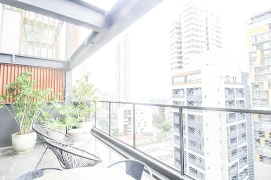 Comprar apartamento mobiliado com 2 quartos e academia no condomínio. — Sacada