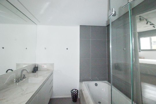 Comprar apartamento mobiliado com 2 quartos e academia no condomínio. — Banheiro da Suíte