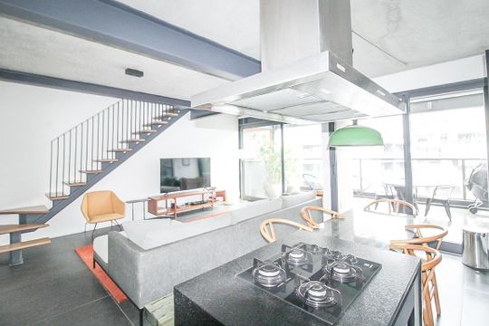 Comprar apartamento mobiliado com 2 quartos e academia no condomínio. — Cozinha