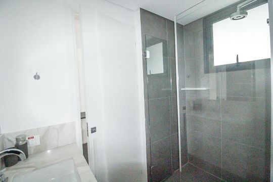 Comprar apartamento mobiliado com 2 quartos e academia no condomínio. — Banheiro Social