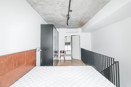 Comprar apartamento mobiliado com 2 quartos e academia no condomínio. — Quarto Suíte