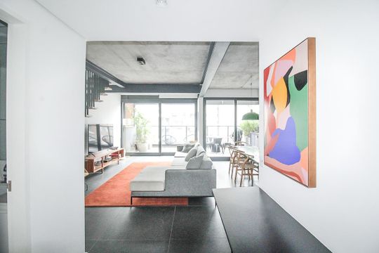 Comprar apartamento mobiliado com 2 quartos e academia no condomínio. — Sala