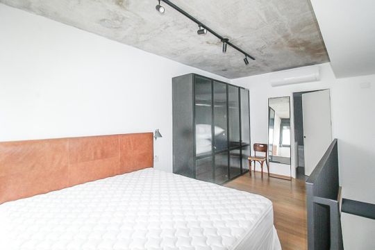 Comprar apartamento mobiliado com 2 quartos e academia no condomínio. — Quarto Suíte