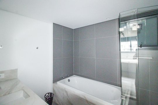 Comprar apartamento mobiliado com 2 quartos e academia no condomínio. — Banheiro da Suíte