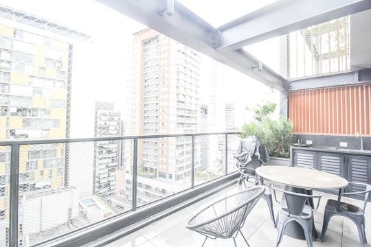 Comprar apartamento mobiliado com 2 quartos e academia no condomínio. — Sacada
