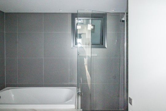 Comprar apartamento mobiliado com 2 quartos e academia no condomínio. — Banheiro da Suíte