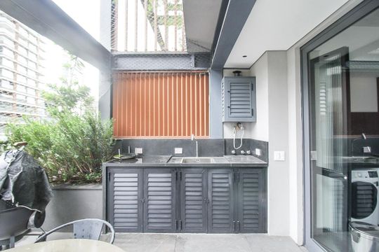 Comprar apartamento mobiliado com 2 quartos e academia no condomínio. — Sacada