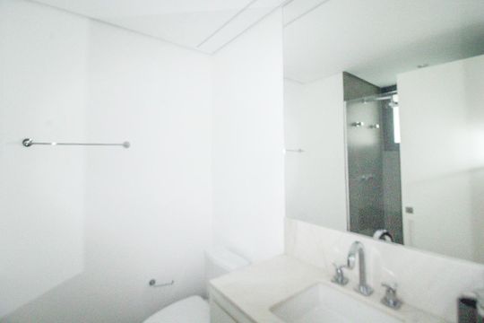 Comprar apartamento mobiliado com 2 quartos e academia no condomínio. — Banheiro Social