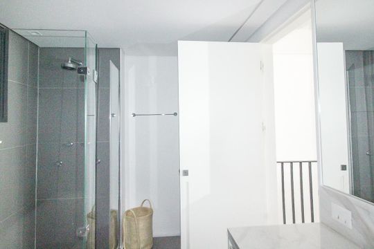 Comprar apartamento mobiliado com 2 quartos e academia no condomínio. — Banheiro da Suíte
