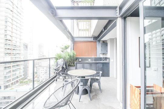 Comprar apartamento mobiliado com 2 quartos e academia no condomínio. — Sacada