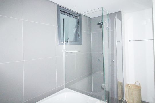 Comprar apartamento mobiliado com 2 quartos e academia no condomínio. — Banheiro da Suíte