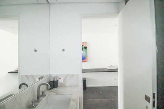 Comprar apartamento mobiliado com 2 quartos e academia no condomínio. — Banheiro Social