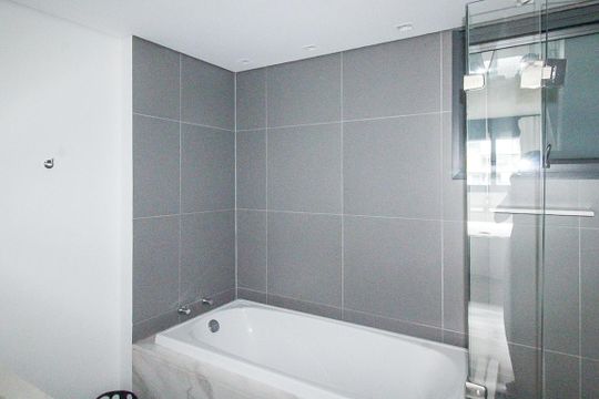 Comprar apartamento mobiliado com 2 quartos e academia no condomínio. — Banheiro da Suíte