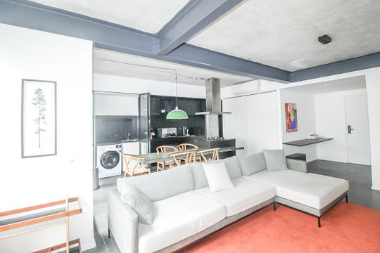 Comprar apartamento mobiliado com 2 quartos e academia no condomínio. — Sala