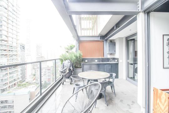 Comprar apartamento mobiliado com 2 quartos e academia no condomínio. — Sacada