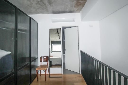 Comprar apartamento mobiliado com 2 quartos e academia no condomínio. — Quarto Suíte