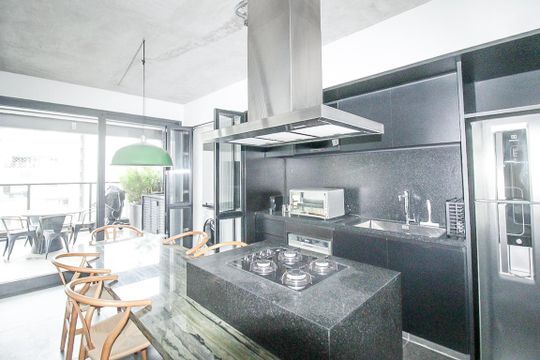 Comprar apartamento mobiliado com 2 quartos e academia no condomínio. — Cozinha