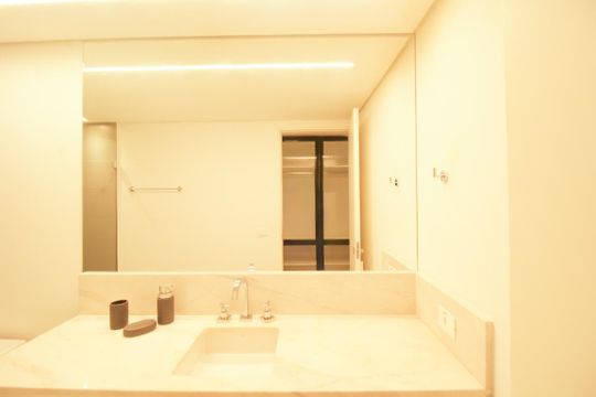 Comprar apartamento mobiliado com 1 quarto. — Banheiro da Suíte