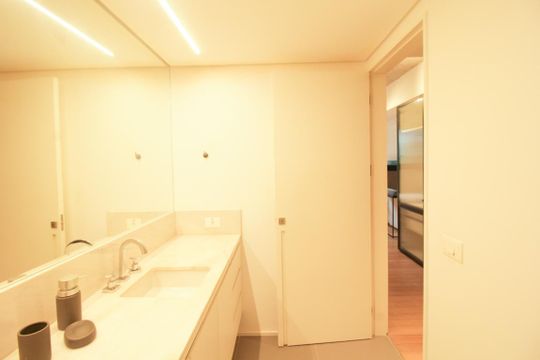 Comprar apartamento mobiliado com 1 quarto. — Banheiro da Suíte