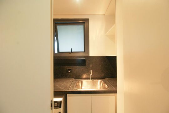 Comprar apartamento mobiliado com 1 quarto. — Área de Serviço