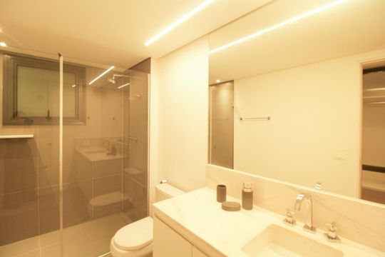 Comprar apartamento mobiliado com 1 quarto. — Banheiro da Suíte