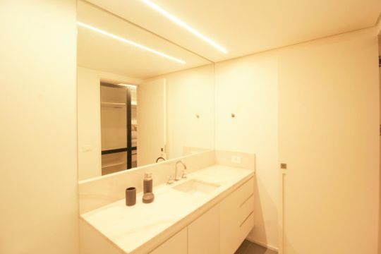 Comprar apartamento mobiliado com 1 quarto. — Banheiro da Suíte