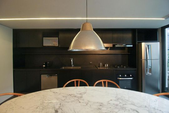 Comprar apartamento mobiliado com 1 quarto. — Cozinha