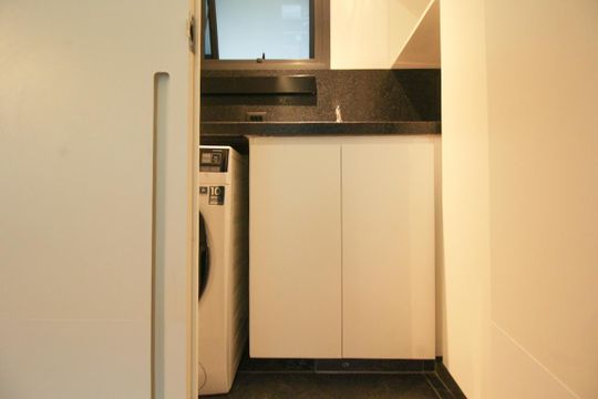 Comprar apartamento mobiliado com 1 quarto. — Área de Serviço