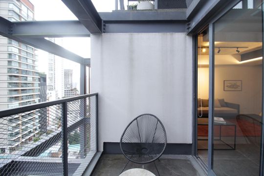 Comprar apartamento mobiliado com 1 quarto. — Sacada