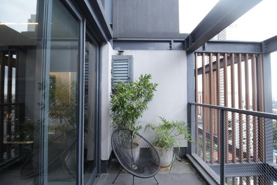 Comprar apartamento mobiliado com 1 quarto. — Sacada