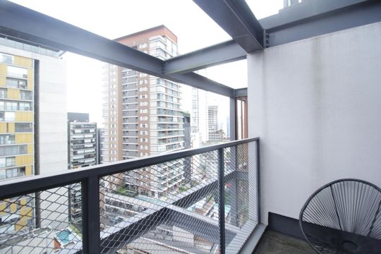 Comprar apartamento mobiliado com 1 quarto. — Sacada