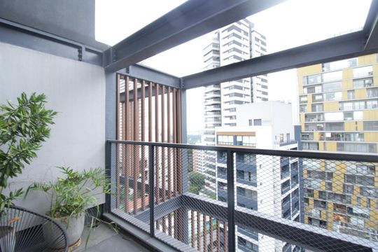 Comprar apartamento mobiliado com 1 quarto. — Sacada