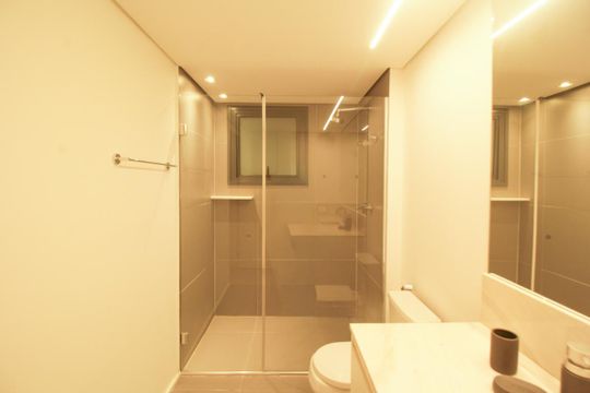 Comprar apartamento mobiliado com 1 quarto. — Banheiro da Suíte