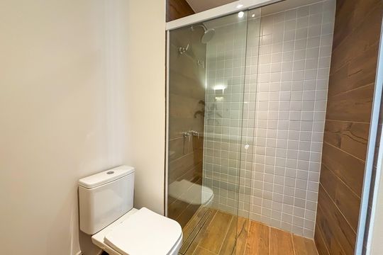 Compra apartamento com 2 quartos, aceita animais. — Banheiro Suíte