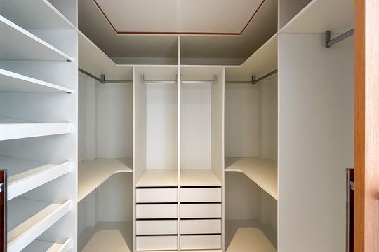 Compra apartamento com 2 quartos, aceita animais. — Closet Suíte