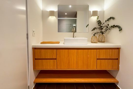 Compra apartamento com 2 quartos, aceita animais. — Banheiro Suíte