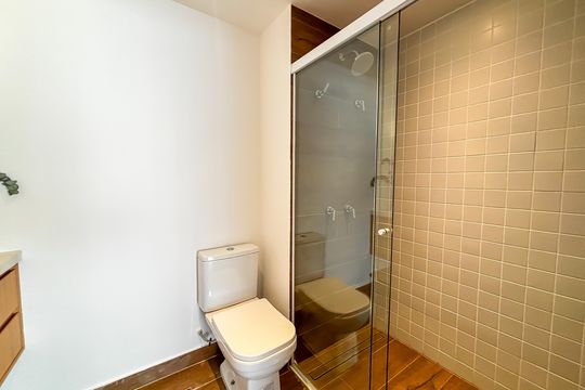 Compra apartamento com 2 quartos, aceita animais. — Banheiro Suíte