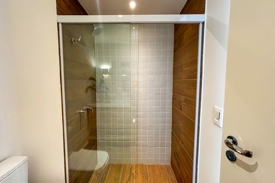Compra apartamento com 2 quartos, aceita animais. — Banheiro Suíte