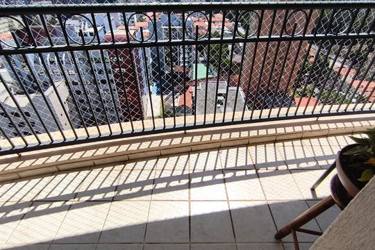 Compra este apartamento com 4 quartos e churrasqueira no condomínio. Animais de estimação permitidos. — Varanda