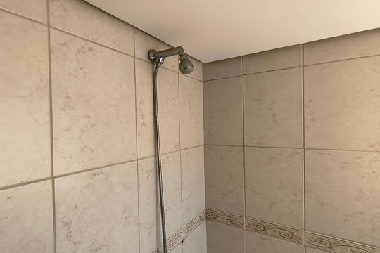 Compra este apartamento com 4 quartos e churrasqueira no condomínio. Animais de estimação permitidos. — Banheiro Superior