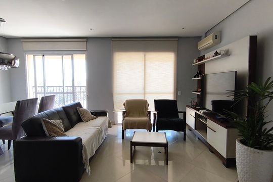 Compra este apartamento com 4 quartos e churrasqueira no condomínio. Animais de estimação permitidos. — Sala