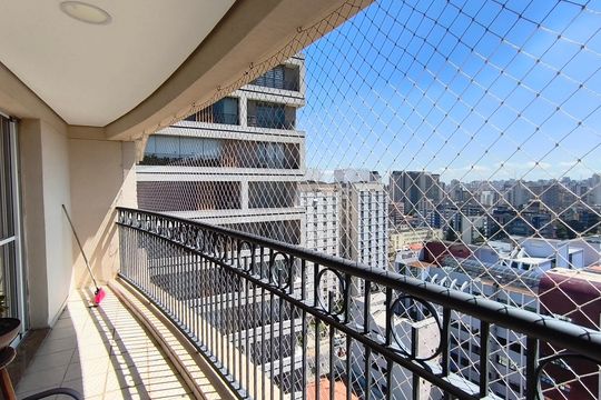Compra este apartamento com 4 quartos e churrasqueira no condomínio. Animais de estimação permitidos. — Varanda