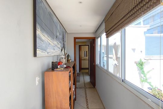 Compra este apartamento com 4 quartos e churrasqueira no condomínio. Animais de estimação permitidos. — Área Superior