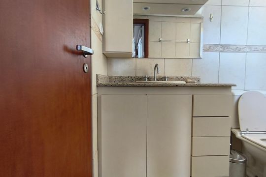 Compra este apartamento com 4 quartos e churrasqueira no condomínio. Animais de estimação permitidos. — Banheiro Superior