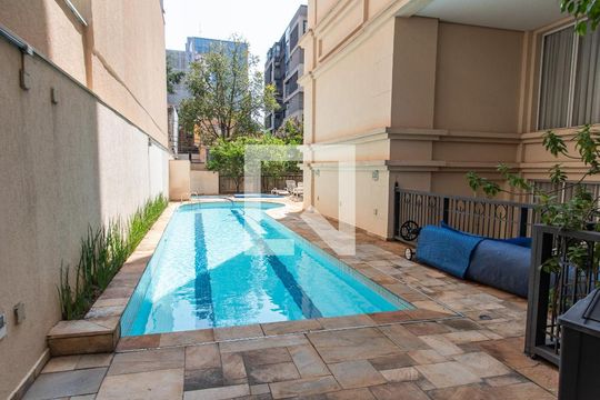 Compra este apartamento com 4 quartos e churrasqueira no condomínio. Animais de estimação permitidos. — Piscina