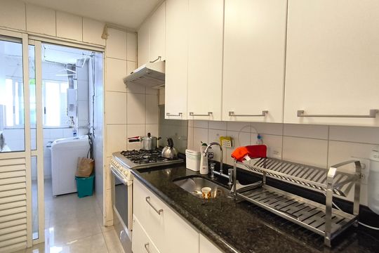 Compra este apartamento com 4 quartos e churrasqueira no condomínio. Animais de estimação permitidos. — Cozinha