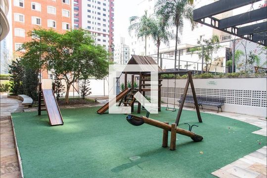 Compra este apartamento com 4 quartos e churrasqueira no condomínio. Animais de estimação permitidos. — Playground